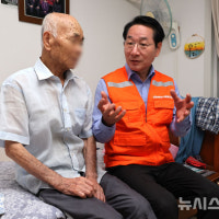 어르신과 대화하는 유정복 인천시장