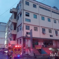 인천 가좌동 아파트형 공장서 화재…4시간 넘게 진화 중