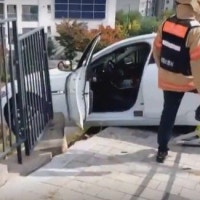 '운전미숙' 펜스 뚫고 인도 돌진…옹벽 끝에 걸려 천운