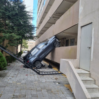 아파트 단지에 떨어진 자동차