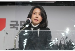김건희 사과뒤…“허위 아냐” 尹 내논 ‘11개 의혹’ 해명