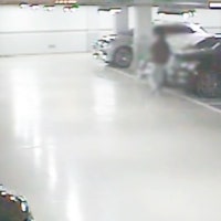 새벽 아파트 주차장… 휴대폰 플래시 켠 의문의 남성들