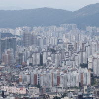 서울 오르고, 지방 내리고… 간극 벌어지는 ‘아파트값’
