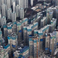 서울 아파트값 평균, 22개월 만에 9억대… 거래량도 급감