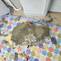 거실에 20㎏ 콘크리트가 ‘쿵’…55년 된 아파트 천장 무너져