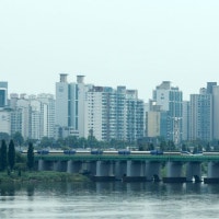 전국 아파트 매맷값 떨어졌는데…서울은 더 오르네