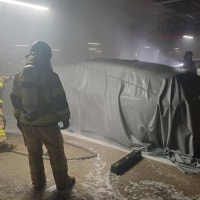 또 벤츠 전기차 불탔다…아파트 주민들 새벽 긴급 대피