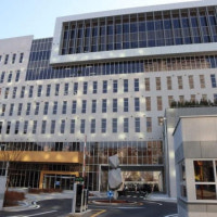 아파트 8층 난간에 매달린 50대 남성…경찰 설득에 구조