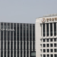 내수 살리려니 눈덩이 가계빚이 발목…금리인하 딜레마 빠진 한국은행