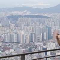 “연봉 8천만원 한 푼도 안쓰고 11년 모아야”…서울 아파트 1채를 산다...