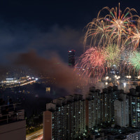 “제집처럼 와인 마시며 감상하더라”…불꽃축제 명당 아파트 무단침입...