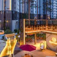 “여기 해외 리조트야?”…골프장에 요트까지, 이 아파트 주민들은 바쁘...