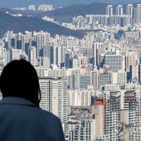 서울 대장 아파트도 뚝 뚝…전국 아파트값 반년 만에 하락전환