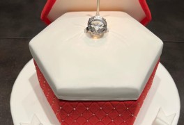 정용진, 빨간 케이크에 촛불 꽂자···'멸공의 횃불' 댓글 도배