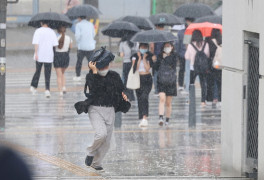 [오늘의 날씨] 전국 곳곳 소나기…돌풍에 천둥·번개도
