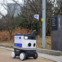 AI CCTV 달고 심야 순찰도 척척…'로봇 경비원'이 아파트 지킨다