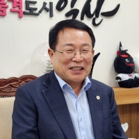 '지역발전에 눈치 NO'…아파트·대형마트 공들인 정헌율