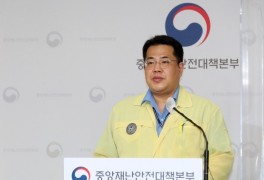 정부 "현행 거리두기 추가 완화 없다…이달말까지 유지"