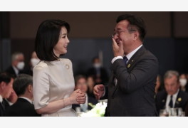 윤호중, 김건희 만나 활짝 웃었다가…야권 지지자들 뿔났다