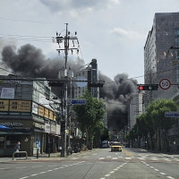 도심 한복판서 치솟은 검은 연기…동대문 아파트 건축현장 화재