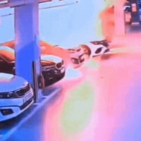 아파트 주차장 벤츠 전기차 폭발…구조·대피 '아수라장'