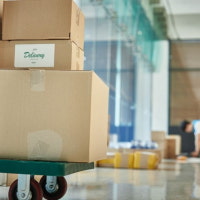 배송 수수료 갈등, 택배사 소장 부부 따라다니던 노조 간부…법원 판결...