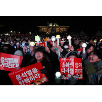 국회 앞 이틀째 촛불·응원봉으로 '불야성'…탄핵 촉구 집회 이어져