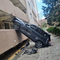 부산 개금동 아파트 단지서 SUV 차량 추락해 2명 부상