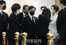 [포토]이재현-홍라희-이부진 모녀, 구자학 회장 가족들에게 위로