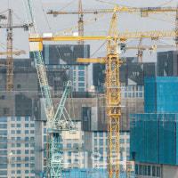 멈춰선 공사현장 다시 일으킨다…건설투자 추가 15조 편성