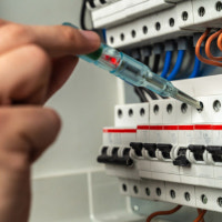 열대야 속 부산 수영구 아파트 일대 정전…승강기 갇힘 사고도