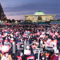 `탄핵 촛불` 여의도 뒤덮었다…계엄 충격에 성난 민심