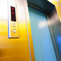 “문 열린 승강기, 갑자기 올라가” 부산 아파트서 80대 주민 사망