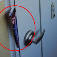 부산 아파트 집집마다 꽃힌 전단