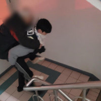 아파트 화재 출동 순경, 거동 불편 노인 업고 대피