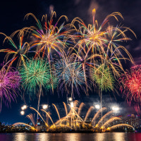 불꽃축제 뒤 ‘쓰레기산’… 남의 아파트서 술판 ‘민폐’도