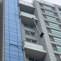 아파트 베란다에 웬 줄이…18시간 갇힌 할머니의 ‘SOS’