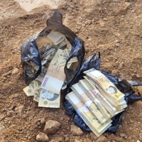 '강남 골드바' 이어 울산 아파트 화단서 '5000만원 돈다발' 발견