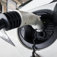 ‘전기차 충전’ 곳곳서 충돌… 차주들은 “권익 침해” 반발 [미드나잇 이슈...