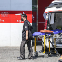 배에 흉기 찔린 남성, 진료 거부당하다 4시간 만에 이송