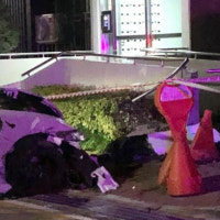 이번엔 테슬라 급발진 주장… 아파트 단지서 차량·화단 추돌