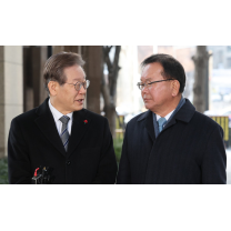 롤드컵에 아파트까지…젊은층 공략으로 기지개 켠 김부겸