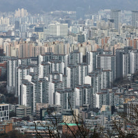 널뛰는 환율 탓 기준금리 동결… 더 짙어진 부동산 관망세