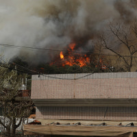 산불 끄는 중에 울주에서 또 산불… 울산양육시설·아파트 주민 대피령
