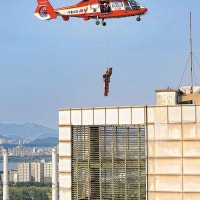 서울 목동 아파트 화재로 소방관 17명 부상