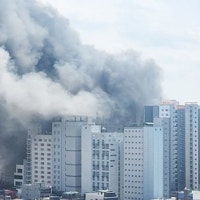 검은 연기 뒤덮였다…서울 이문동 아파트 건축현장 화재