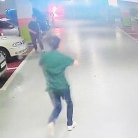 소화기 13개로 주차장 불 껐다…아파트 참사 막은 '용감한 아빠들'