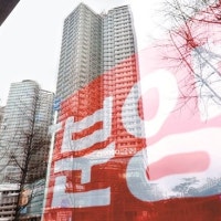 “아파트 사면 명품 가방”…건설사 눈물의 미분양 털이