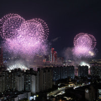 “호텔 300만, 아파트 40만”...불꽃 축제 명당 부르는 게 값