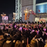 ‘집회야? 콘서트장이야?’ 탄핵 전야제 즐긴 울산 시민들